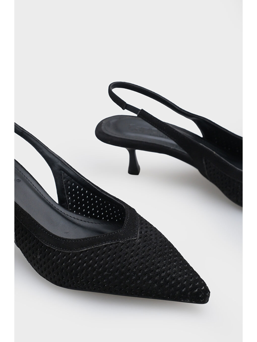 Siyah Flori Sivri Burunlu Orta Topuklu Arkası Açık Kadın Ayakkabı-6
