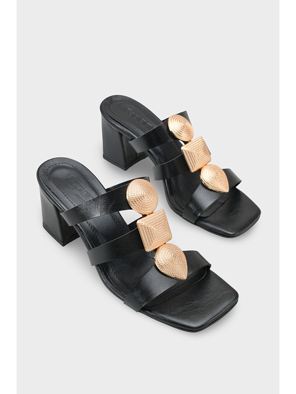 Siyah Lacey Küt Burunlu Metal Aksesuarlı Orta Topuklu Kadın Terlik-1
