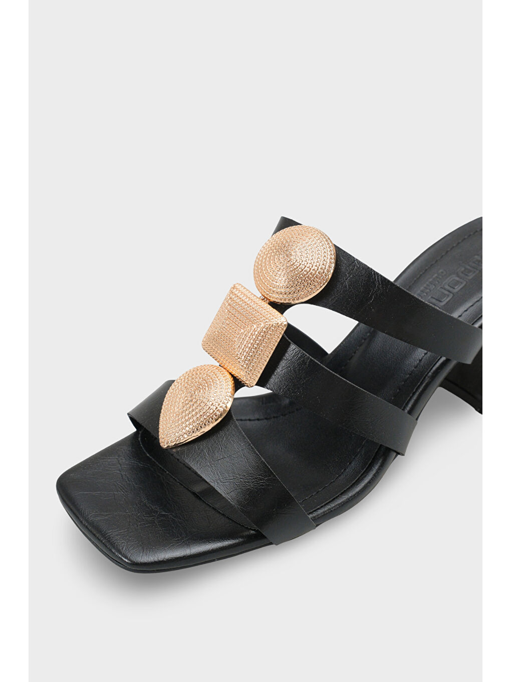 Siyah Lacey Küt Burunlu Metal Aksesuarlı Orta Topuklu Kadın Terlik-2