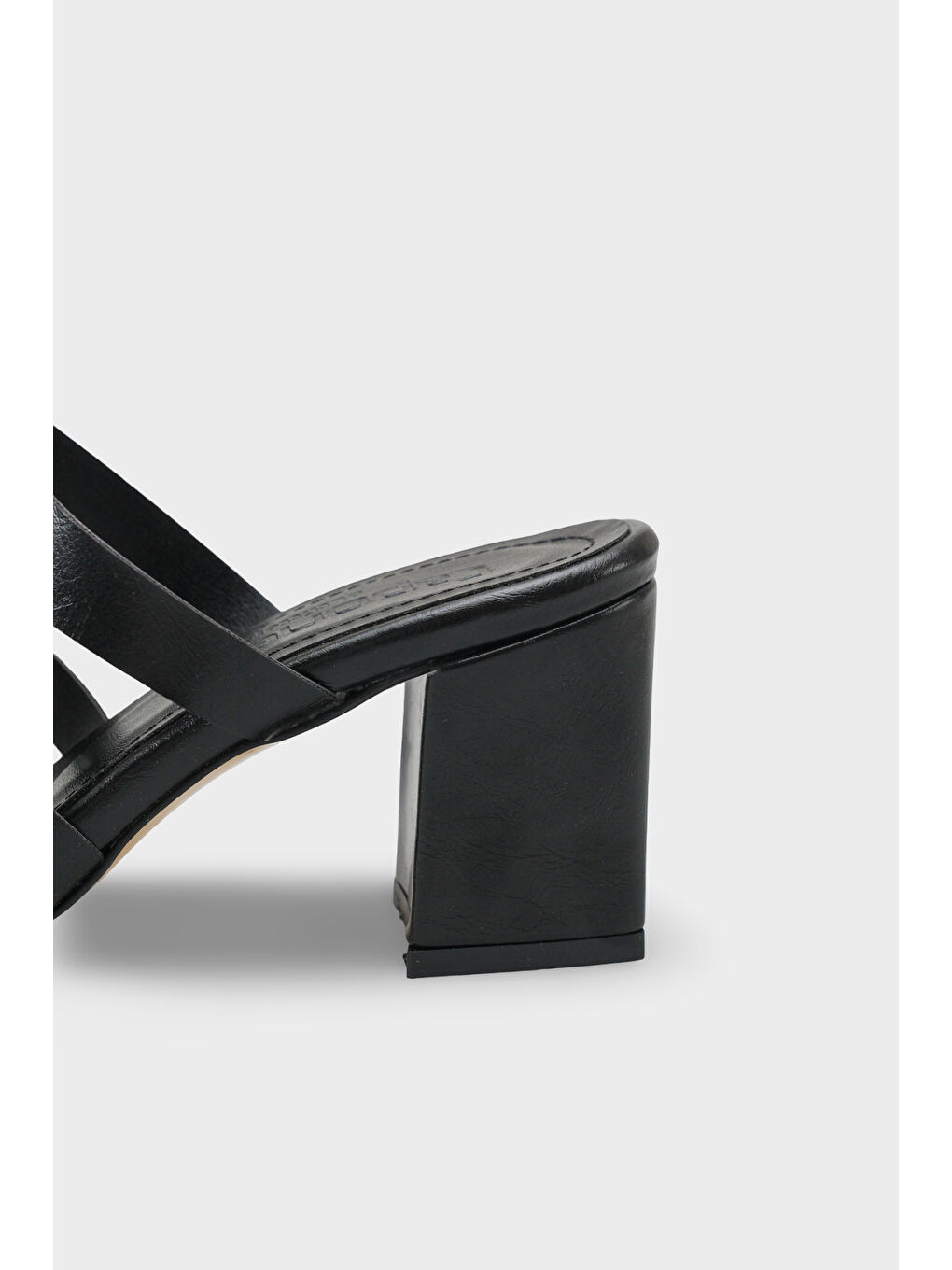 Siyah Lacey Küt Burunlu Metal Aksesuarlı Orta Topuklu Kadın Terlik-3