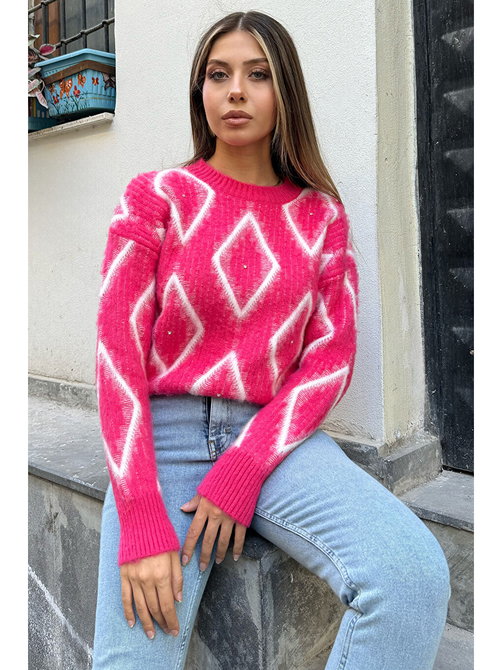 Pembe Kadın Desenli Taş İşlemeli Triko Kazak