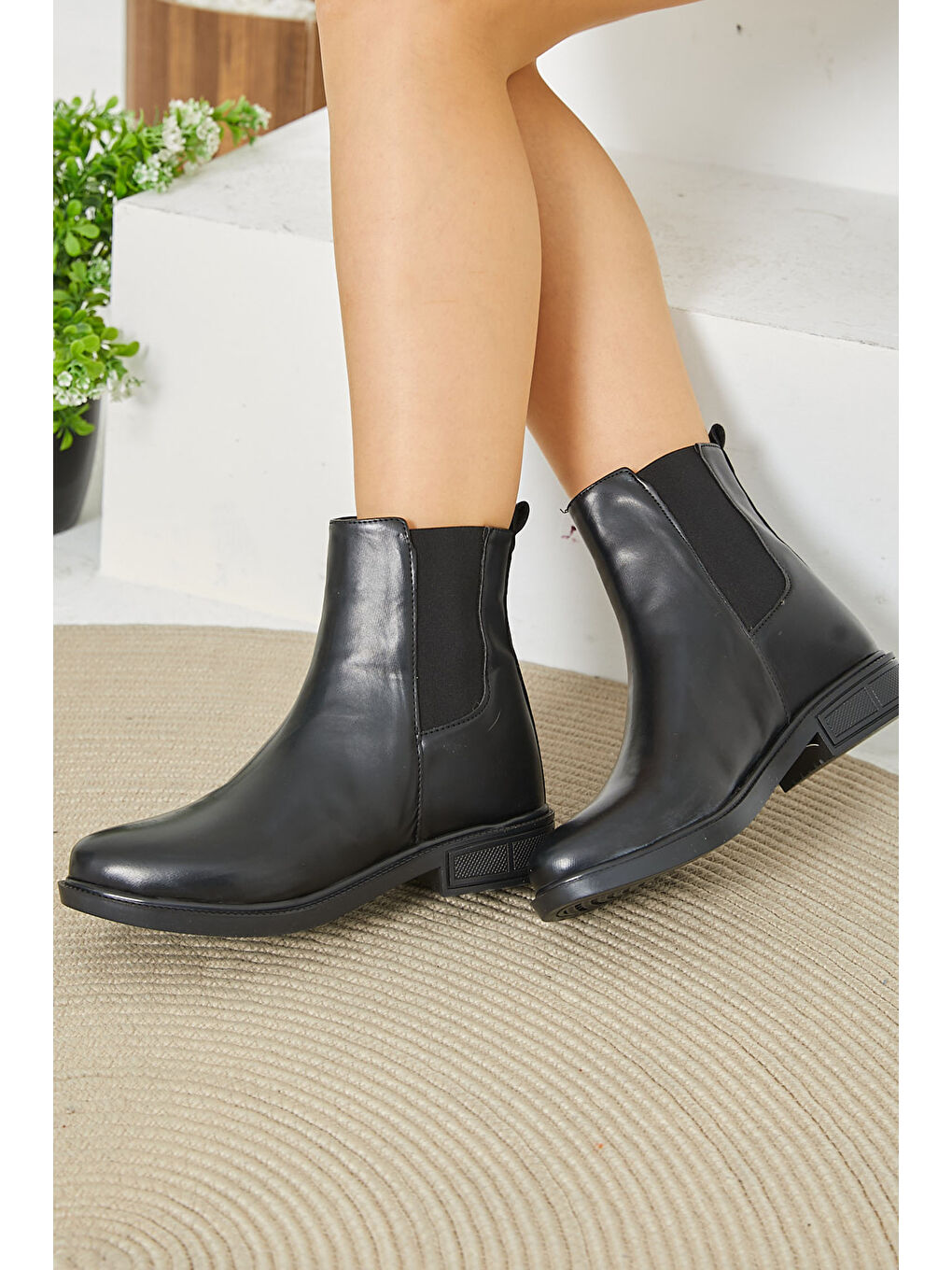 Kadın Siyah Lastikli Yarım Bot - 26757-1