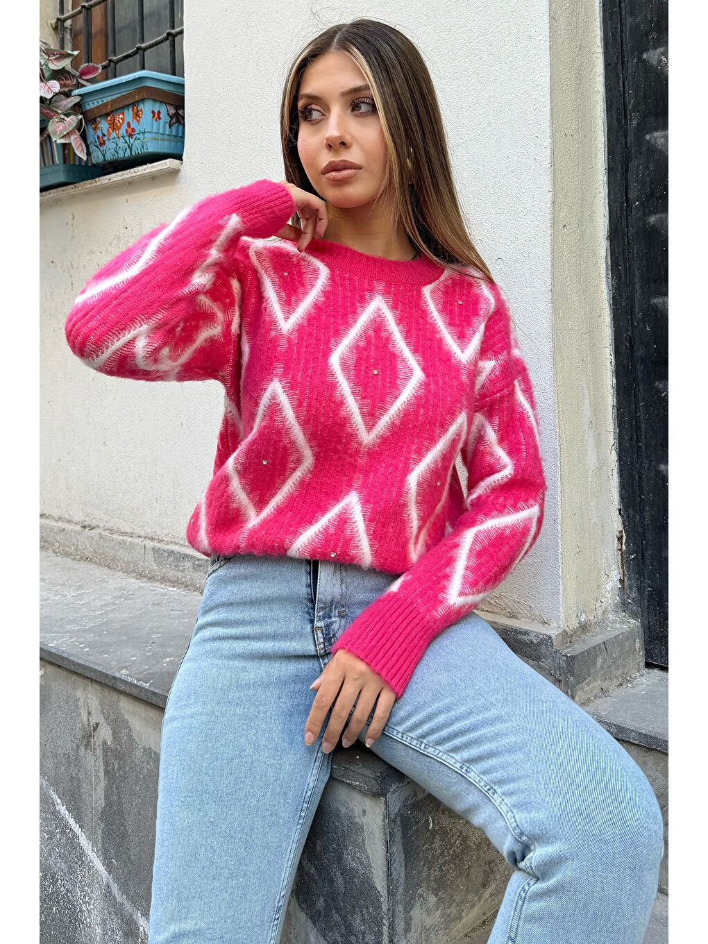 Pembe Kadın Desenli Taş İşlemeli Triko Kazak-1