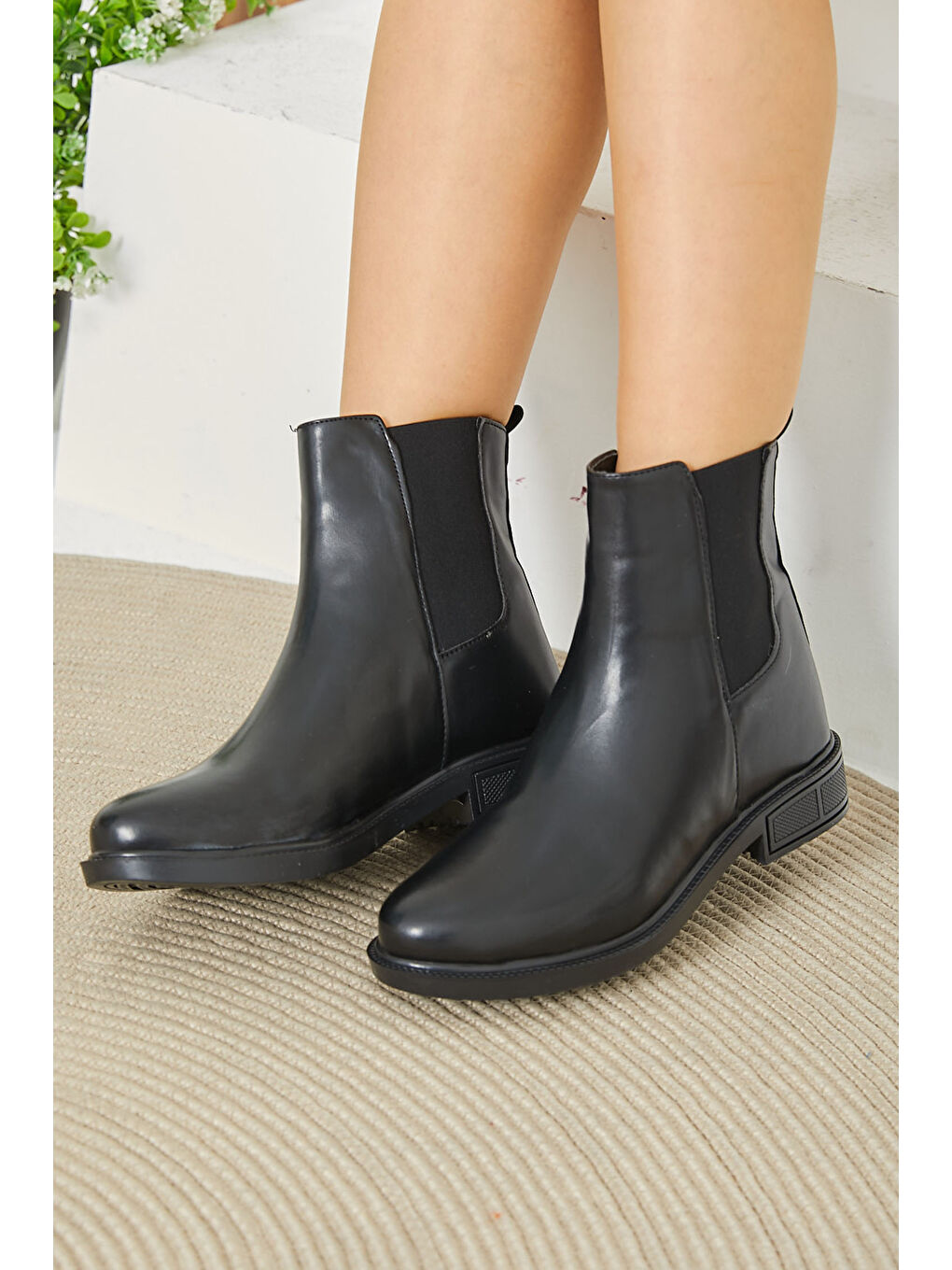 Kadın Siyah Lastikli Yarım Bot - 26757-2