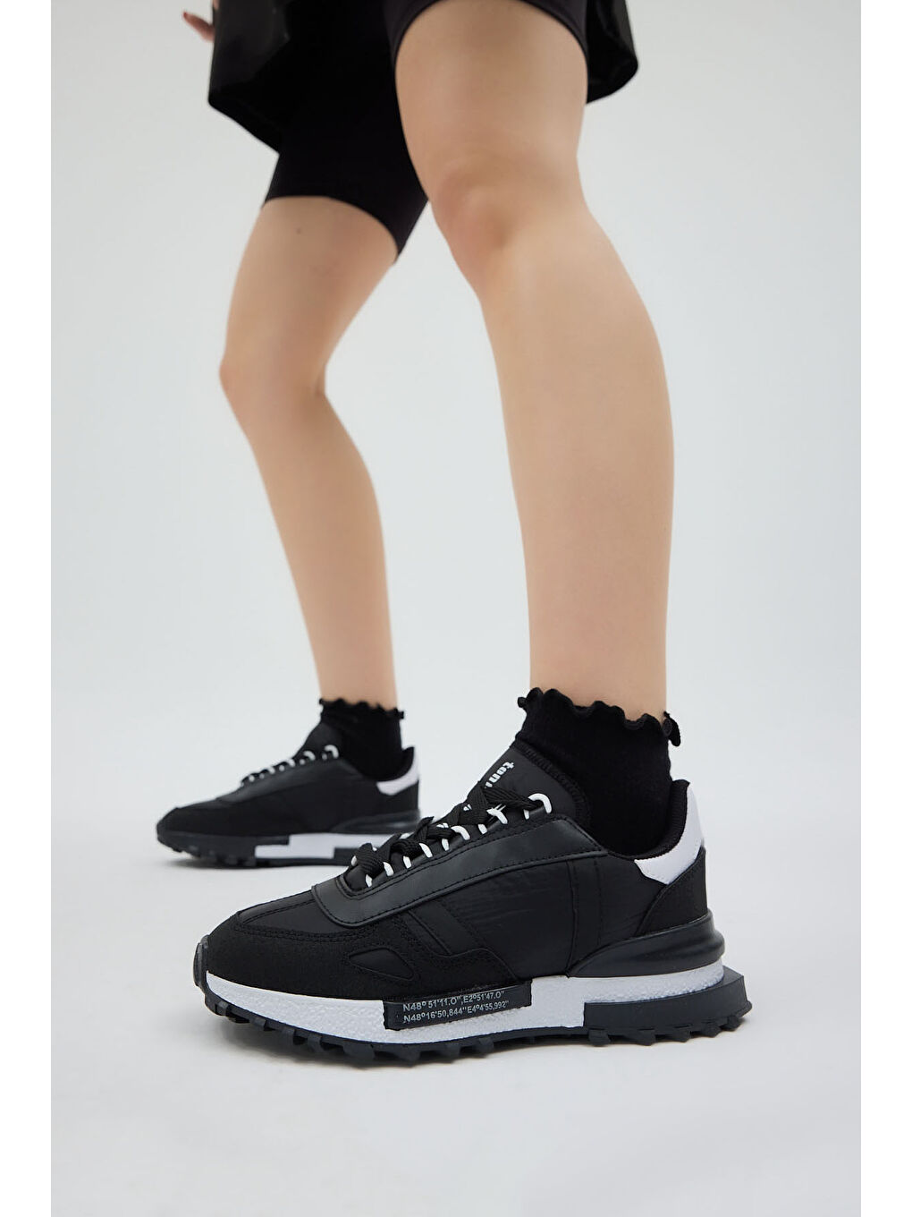 Unisex Siyah Beyaz Kalın Termo Taban Yazı Detaylı Retro Stil Günlük Spor Ayakkabı-1