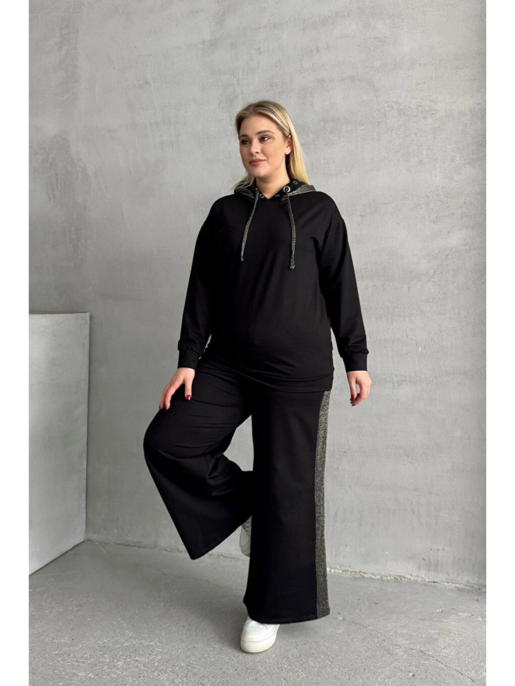 Siyah Büyük Beden Uzun Kollu Kapüşonlu ve Bol Paça Cepsiz Eşofman Takımı 106-73-74-4