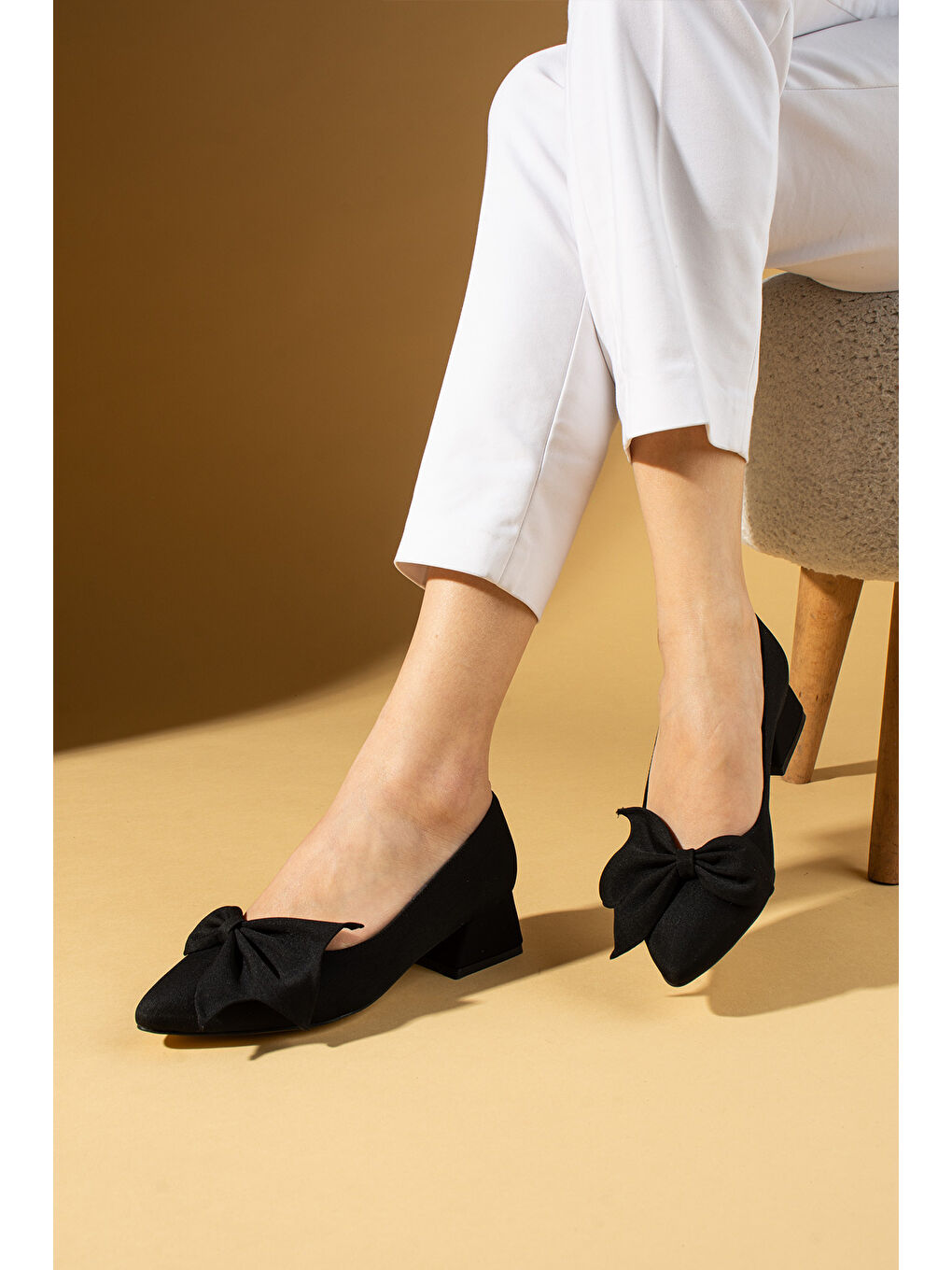 Siyah Fiyonklu Kalın Kısa Topuklu Sivri Burun Kadın Ayakkabı 018-638-25Saten-1