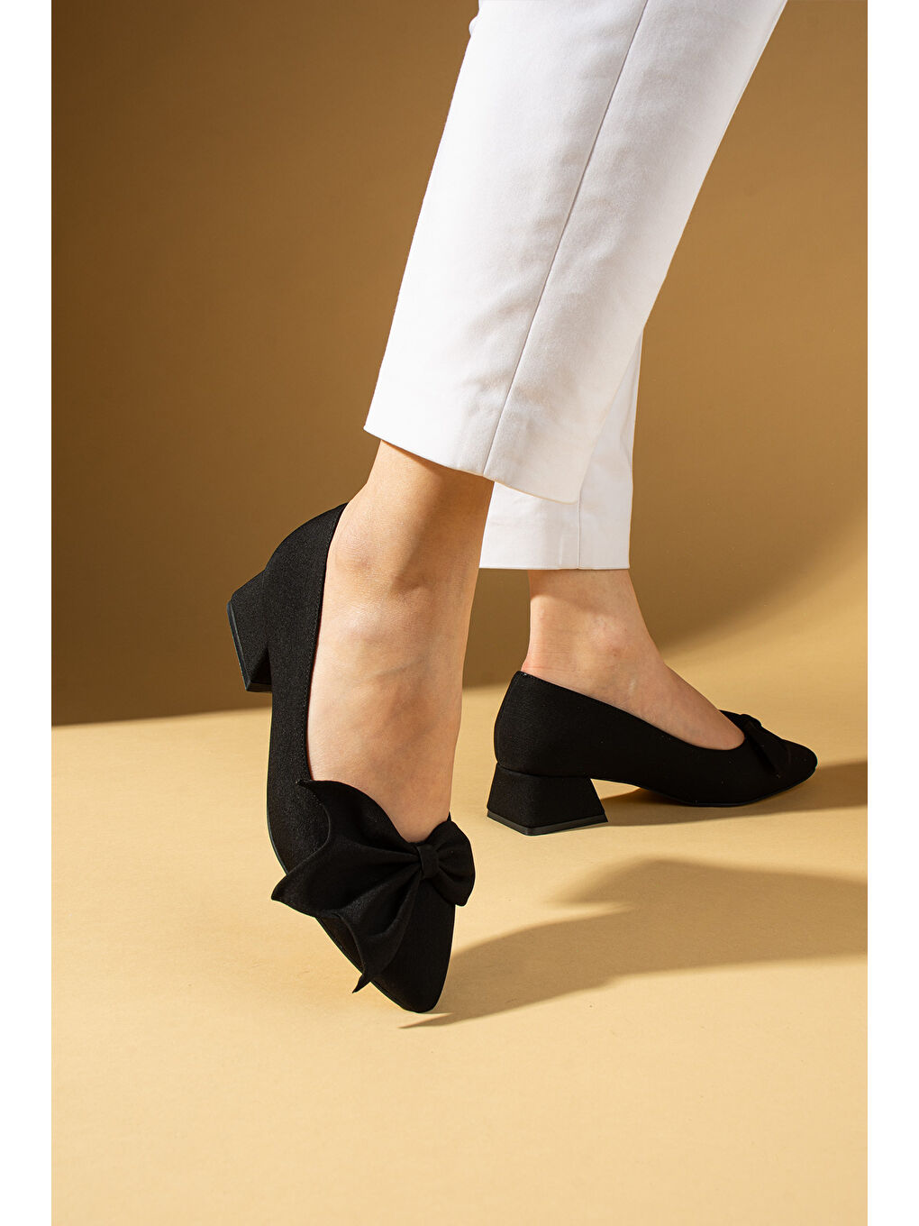 Siyah Fiyonklu Kalın Kısa Topuklu Sivri Burun Kadın Ayakkabı 018-638-25Saten-2