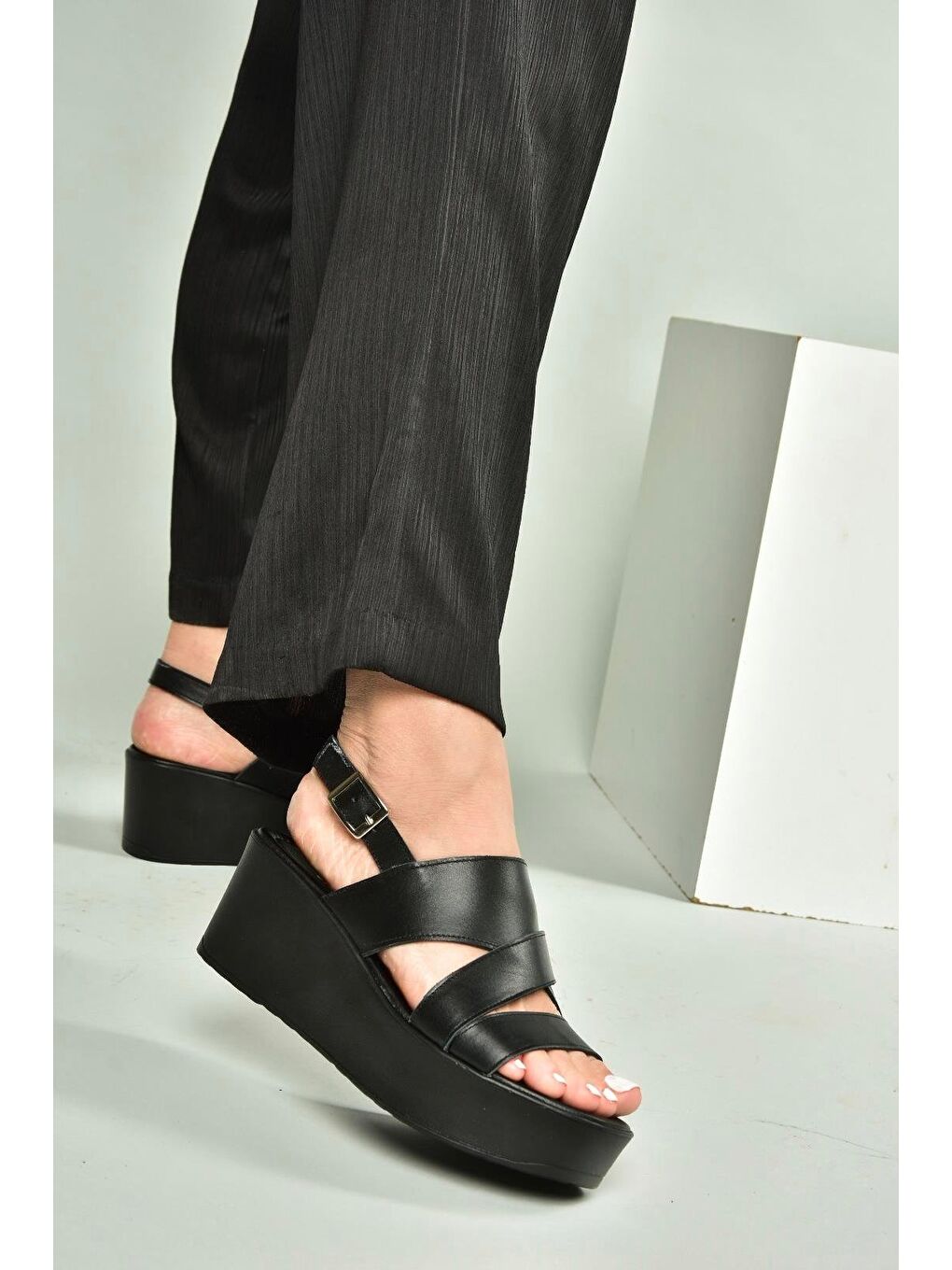 Siyah Kadın Dolgu Topuklu Ayakkabı U5557502-4