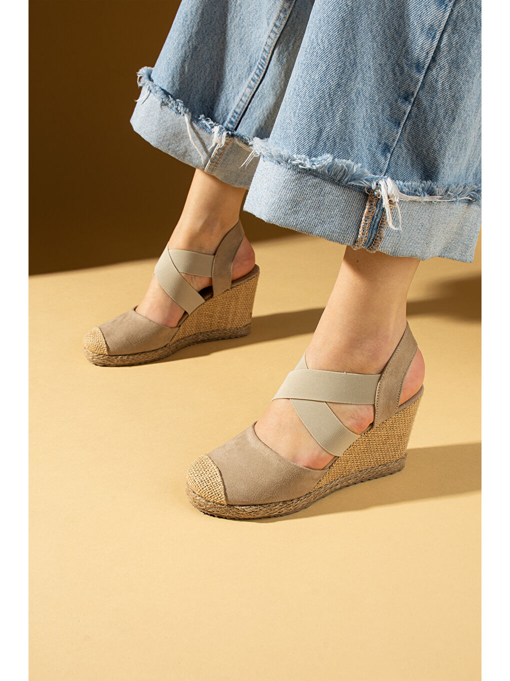 Siyah Önü Kapalı Dantel Desenli Hasır Dolgu Taban Kadın Sandalet 69-73-24Süet