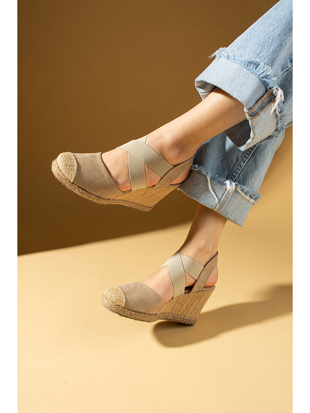 Siyah Önü Kapalı Dantel Desenli Hasır Dolgu Taban Kadın Sandalet 69-73-24Süet-2