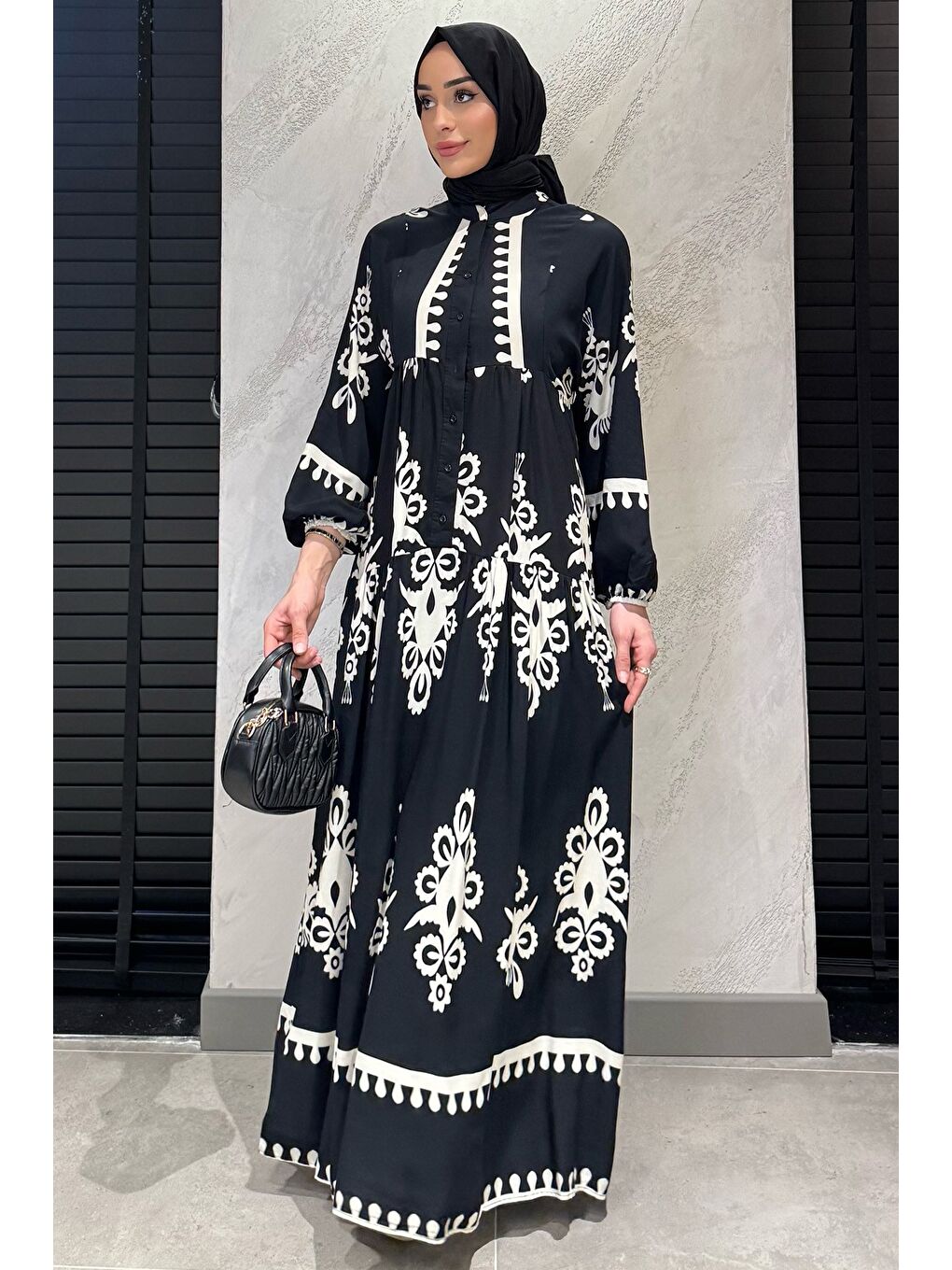 Siyah Kadın Ön Yarım Düğmeli Fırfırlı Ve Desenli Tesettür Viskon Elbise-1