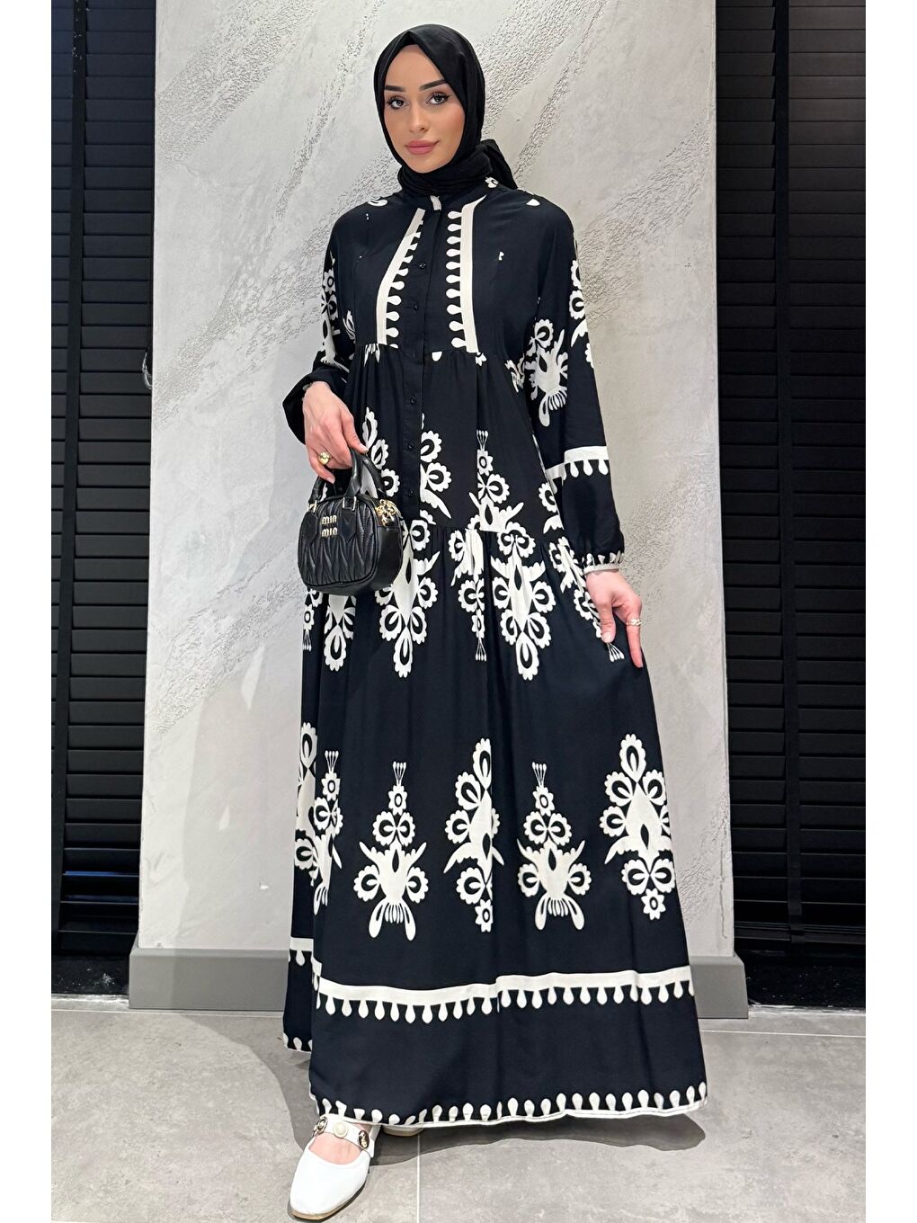 Siyah Kadın Ön Yarım Düğmeli Fırfırlı Ve Desenli Tesettür Viskon Elbise-2