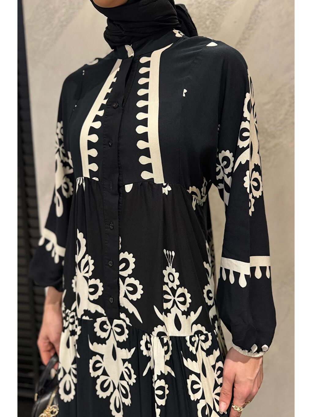 Siyah Kadın Ön Yarım Düğmeli Fırfırlı Ve Desenli Tesettür Viskon Elbise-4