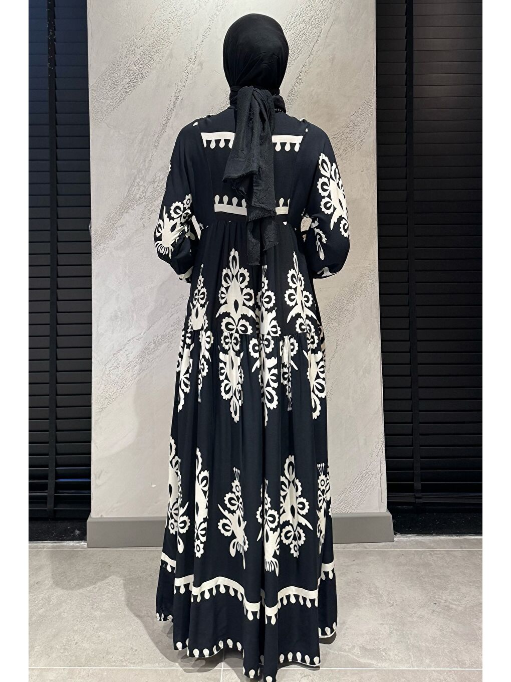 Siyah Kadın Ön Yarım Düğmeli Fırfırlı Ve Desenli Tesettür Viskon Elbise-6