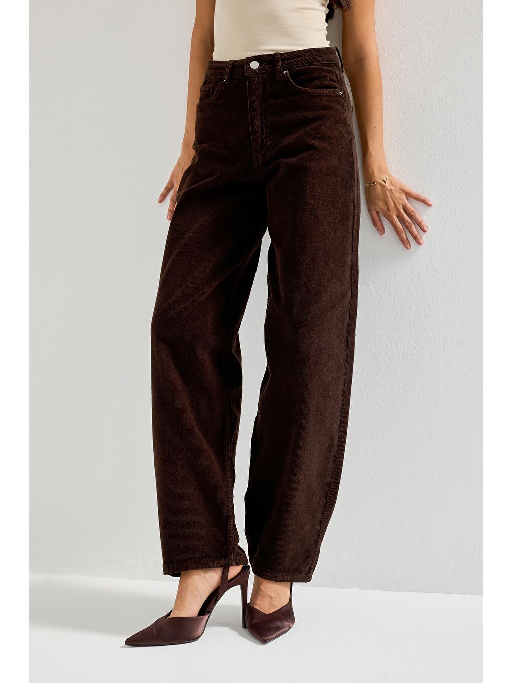Kadın Koyu Kahverengi 29w5-81 Skater Fit İnce Fitilli Velvet Kadife Kumaş Pantolon-1
