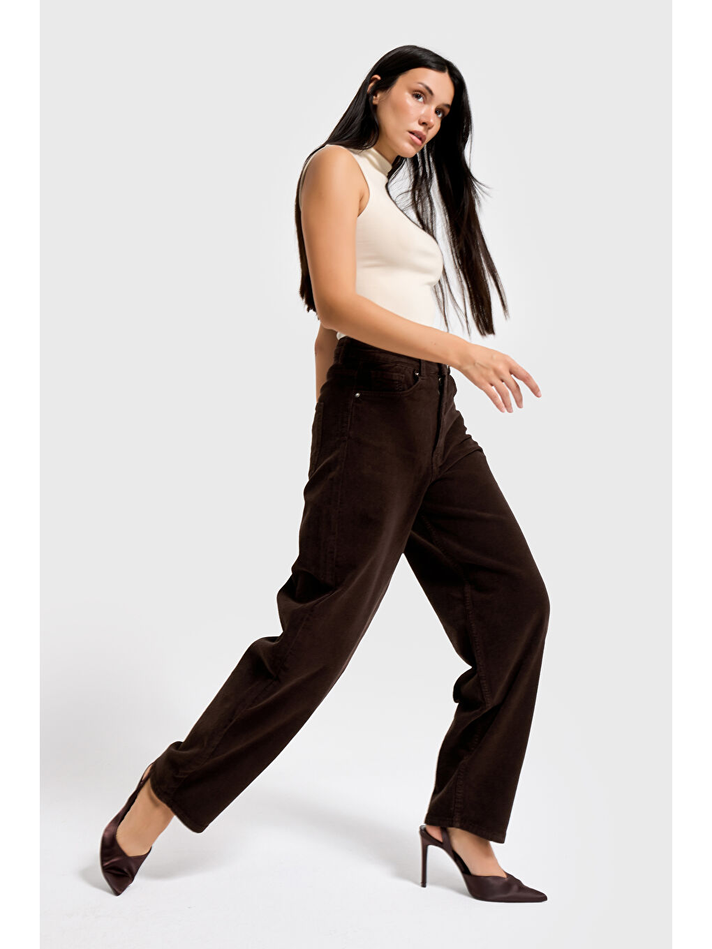 Kadın Koyu Kahverengi 29w5-81 Skater Fit İnce Fitilli Velvet Kadife Kumaş Pantolon-2