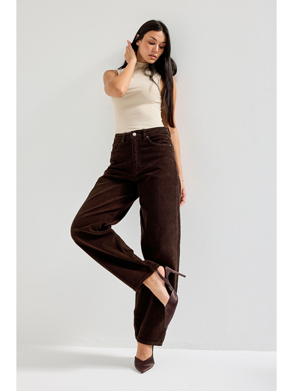 Kadın Koyu Kahverengi 29w5-81 Skater Fit İnce Fitilli Velvet Kadife Kumaş Pantolon-3