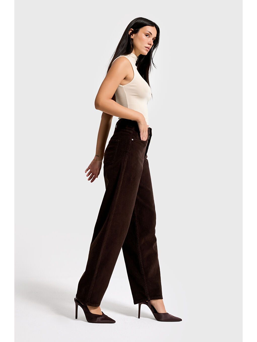 Kadın Koyu Kahverengi 29w5-81 Skater Fit İnce Fitilli Velvet Kadife Kumaş Pantolon-4
