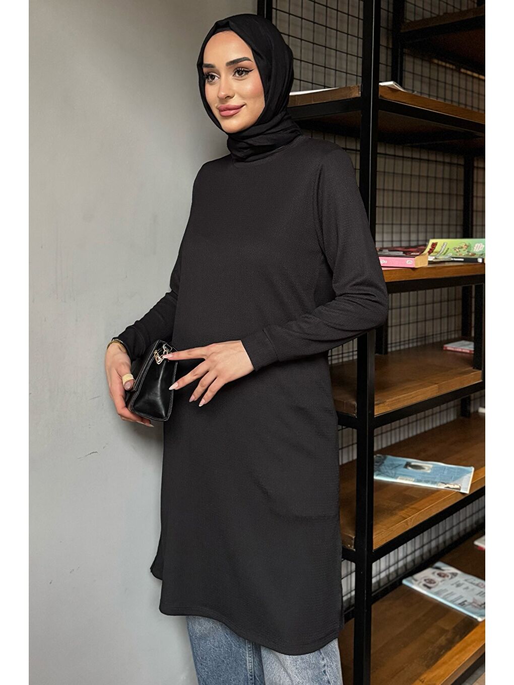 Siyah Kadın Bisiklet Yaka Yan Yırtmaç Detaylı Tesettür Tunik-2