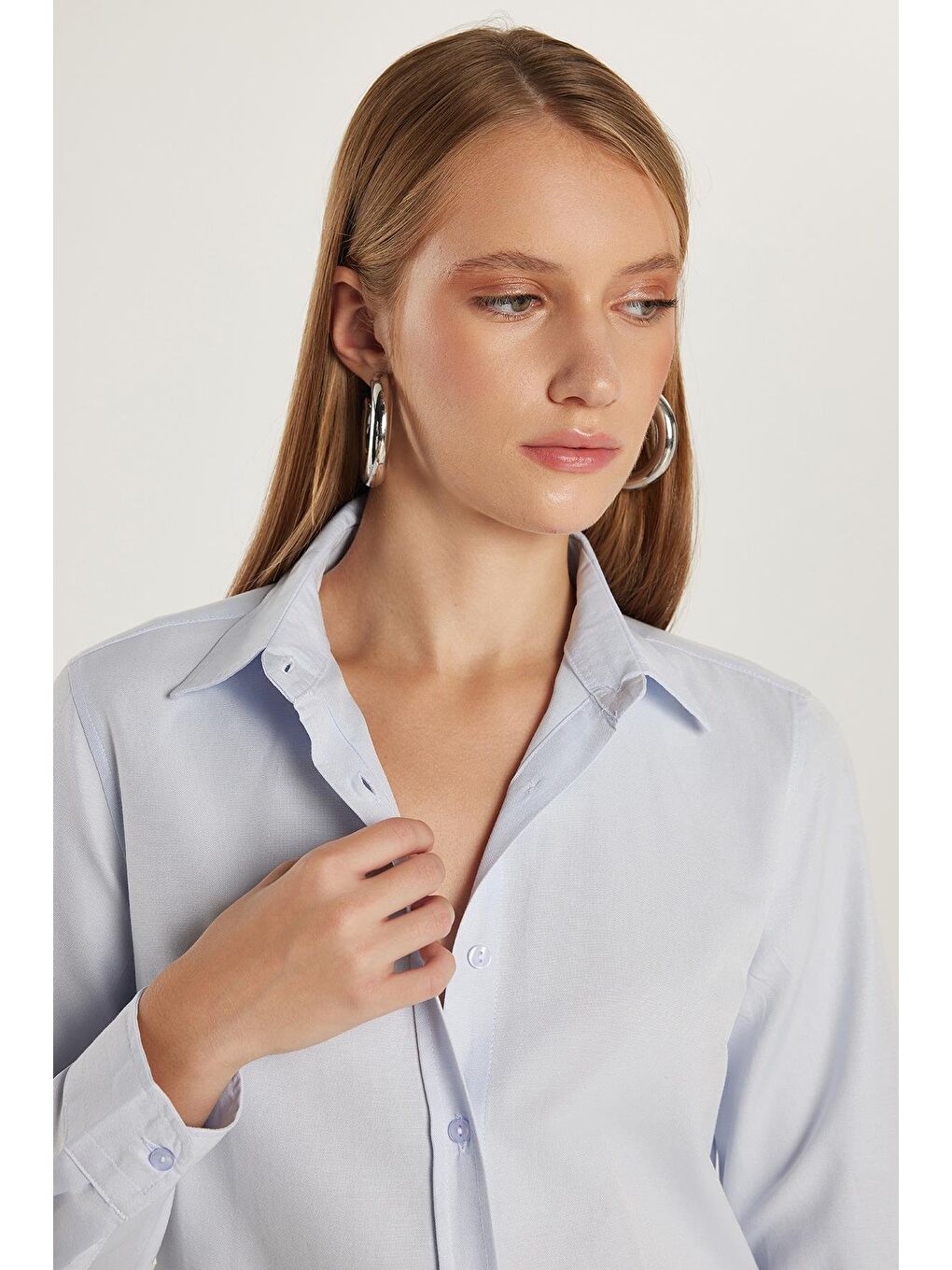 Kadın Slim Fit Dar Kesim Uzun Kollu Pamuklu Vücuda Oturan Dokulu Mavi Basic Gömlek