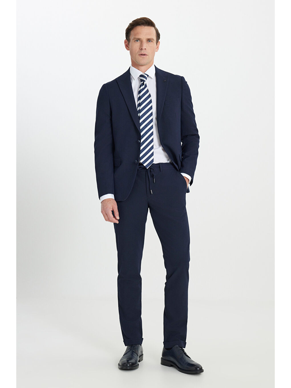 Erkek Lacivert Slim Fit Dar Kesim Kırlangıç Yaka Gofre Desenli Takım Elbise-1