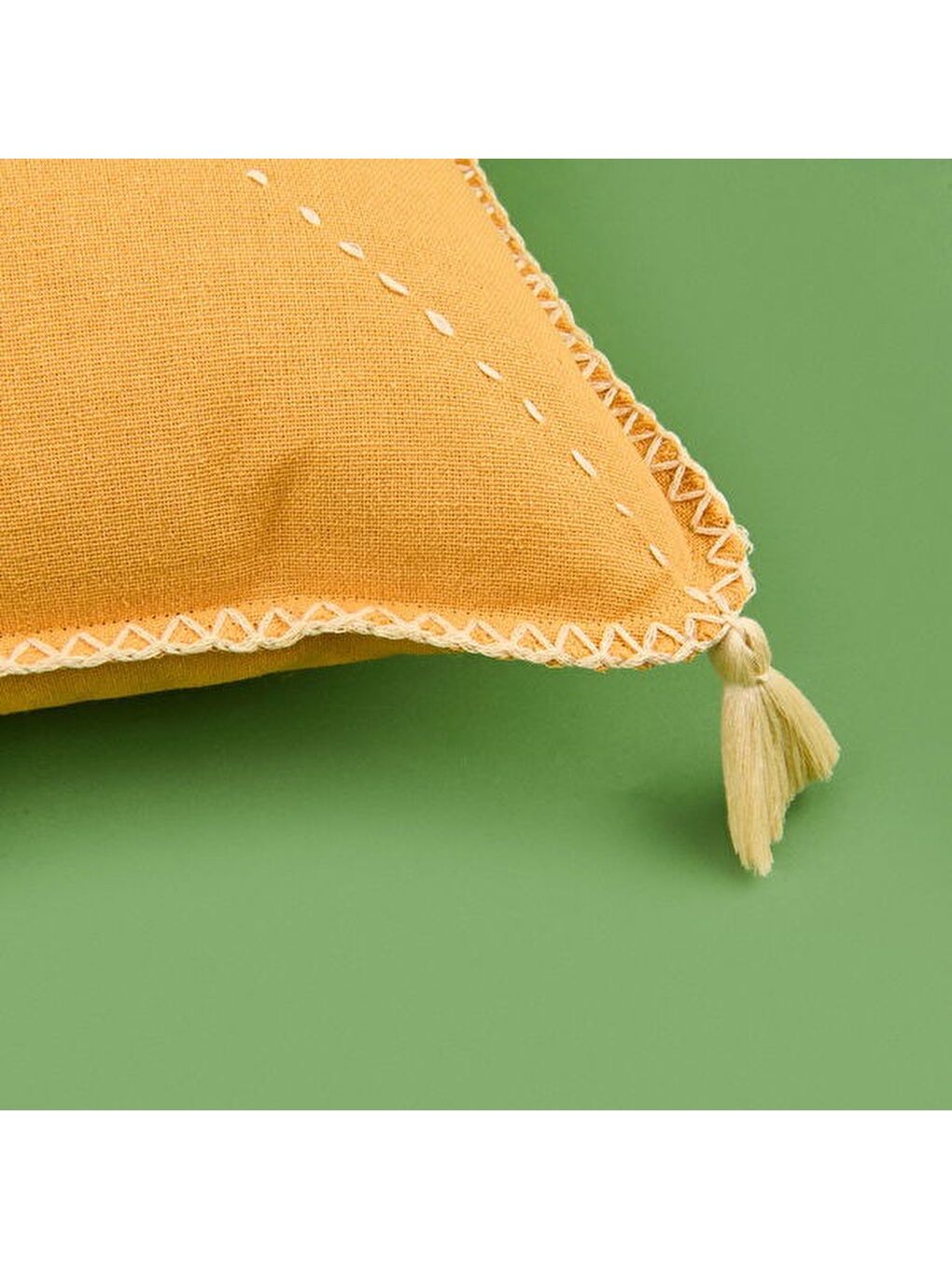 Kahverengi Soft Mustard Püskül Detaylı Kırlent - Hardal - 40x40 cm-2