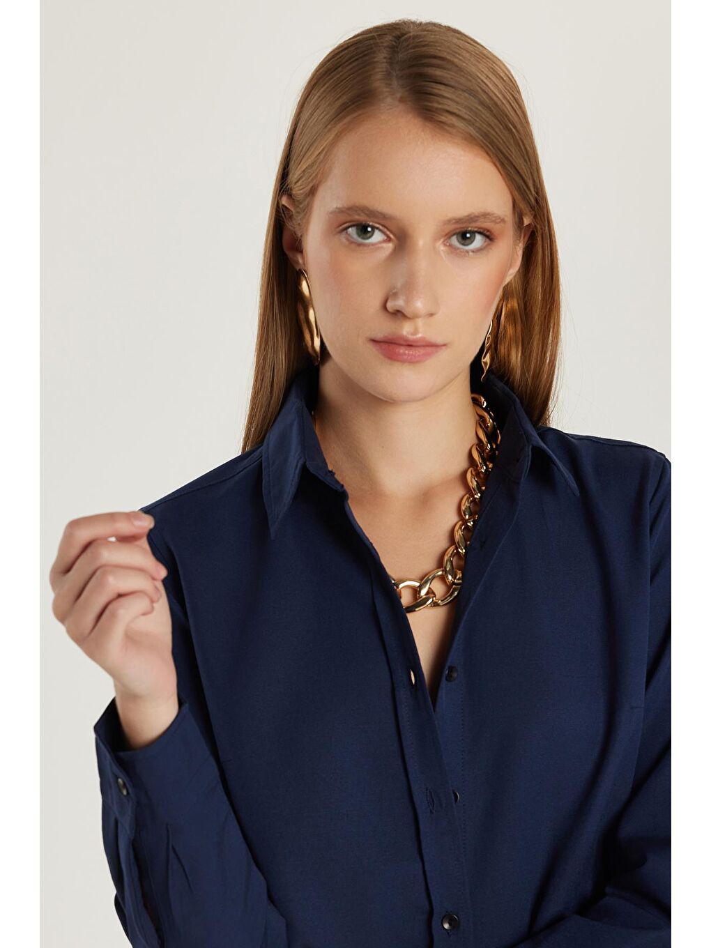 Kadın Slim Fit Dar Kesim Uzun Kollu Pamuklu Vücuda Oturan Dokulu Lacivert Basic Gömlek