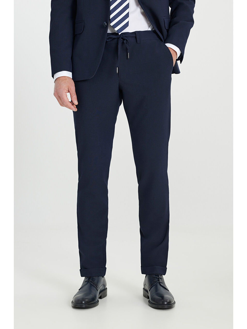 Erkek Lacivert Slim Fit Dar Kesim Kırlangıç Yaka Gofre Desenli Takım Elbise-5