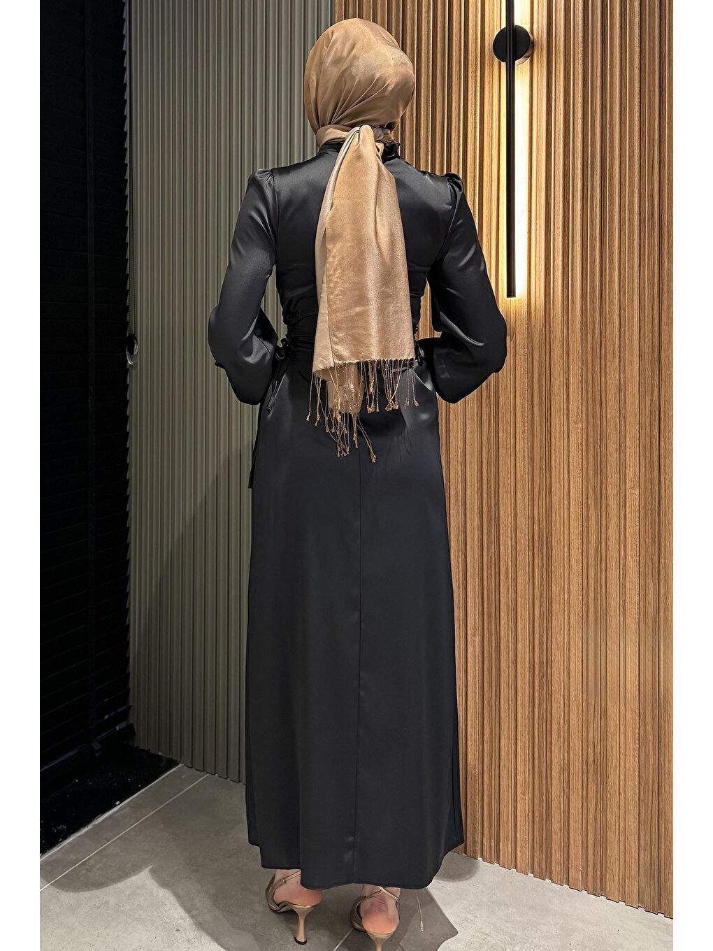 Siyah Yan Bağlamalı Tesettür Elbise-7