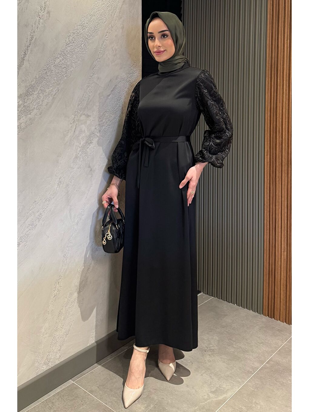 Siyah Kolları Güpürlü Bel Kuşaklı Tesettür Saten Abiye Elbise-1