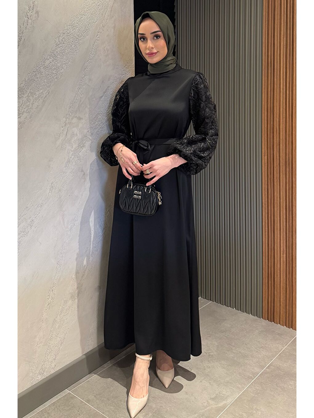 Siyah Kolları Güpürlü Bel Kuşaklı Tesettür Saten Abiye Elbise-3