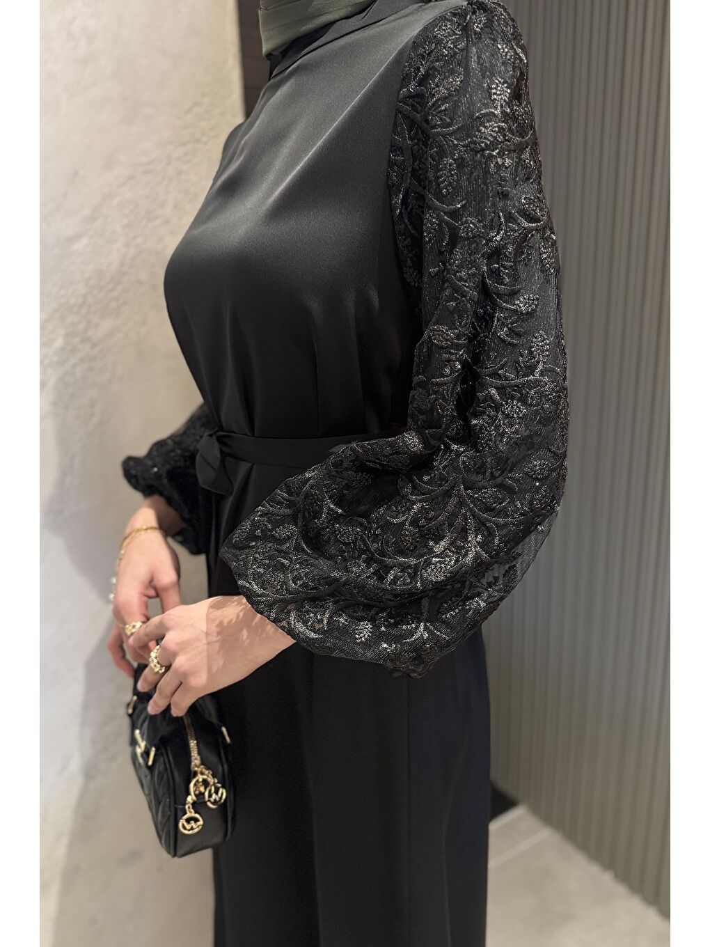 Siyah Kolları Güpürlü Bel Kuşaklı Tesettür Saten Abiye Elbise-5