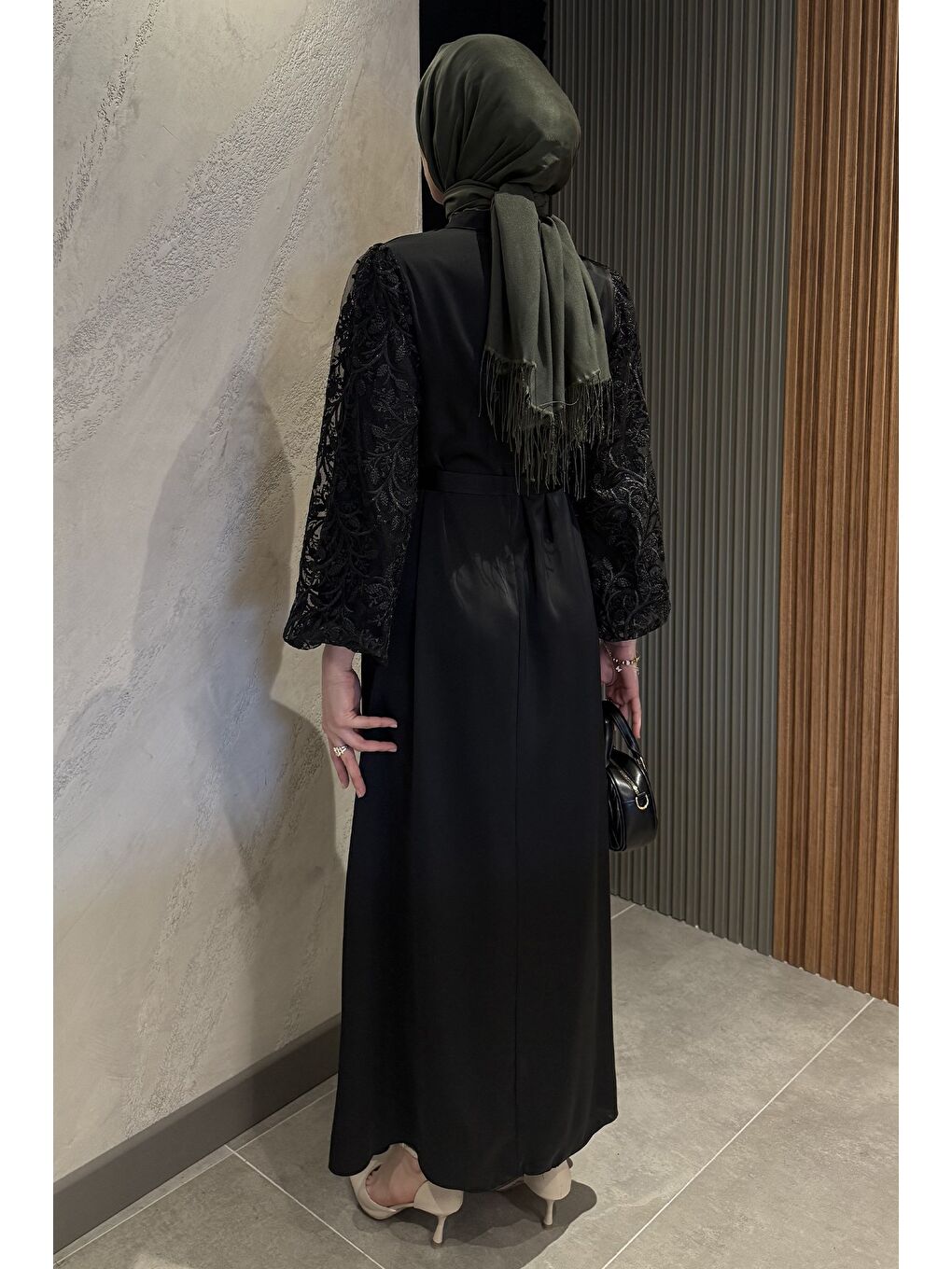 Siyah Kolları Güpürlü Bel Kuşaklı Tesettür Saten Abiye Elbise-7