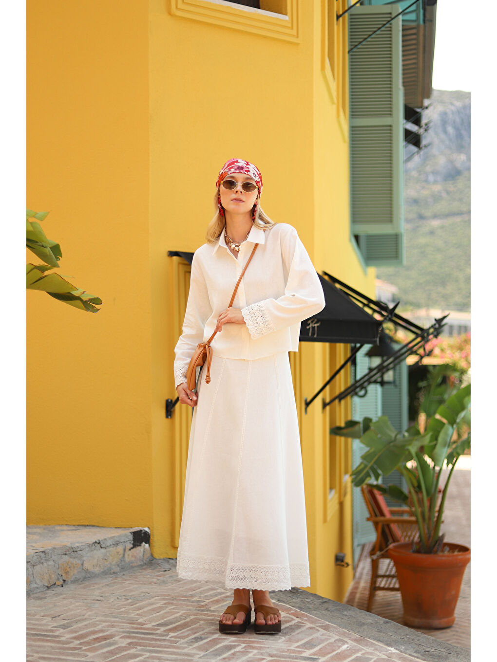 Güpürlü Keten Etekli Takım Ekru