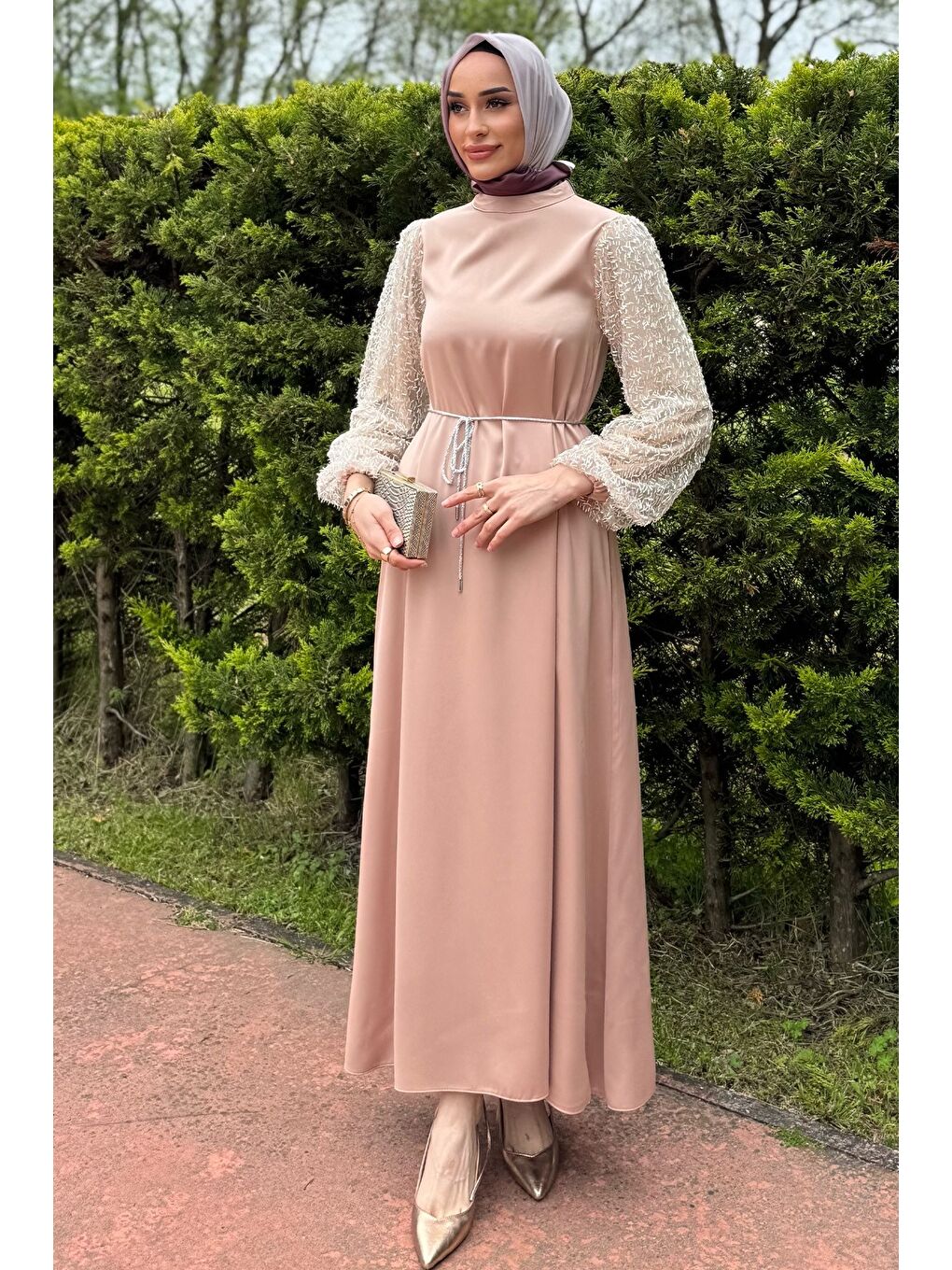 Bej Kolları Güpürlü Taşlı Bel Bağcıklı Tesettür Saten Abiye Elbise