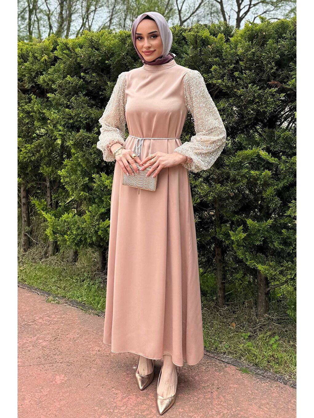 Bej Kolları Güpürlü Taşlı Bel Bağcıklı Tesettür Saten Abiye Elbise-3