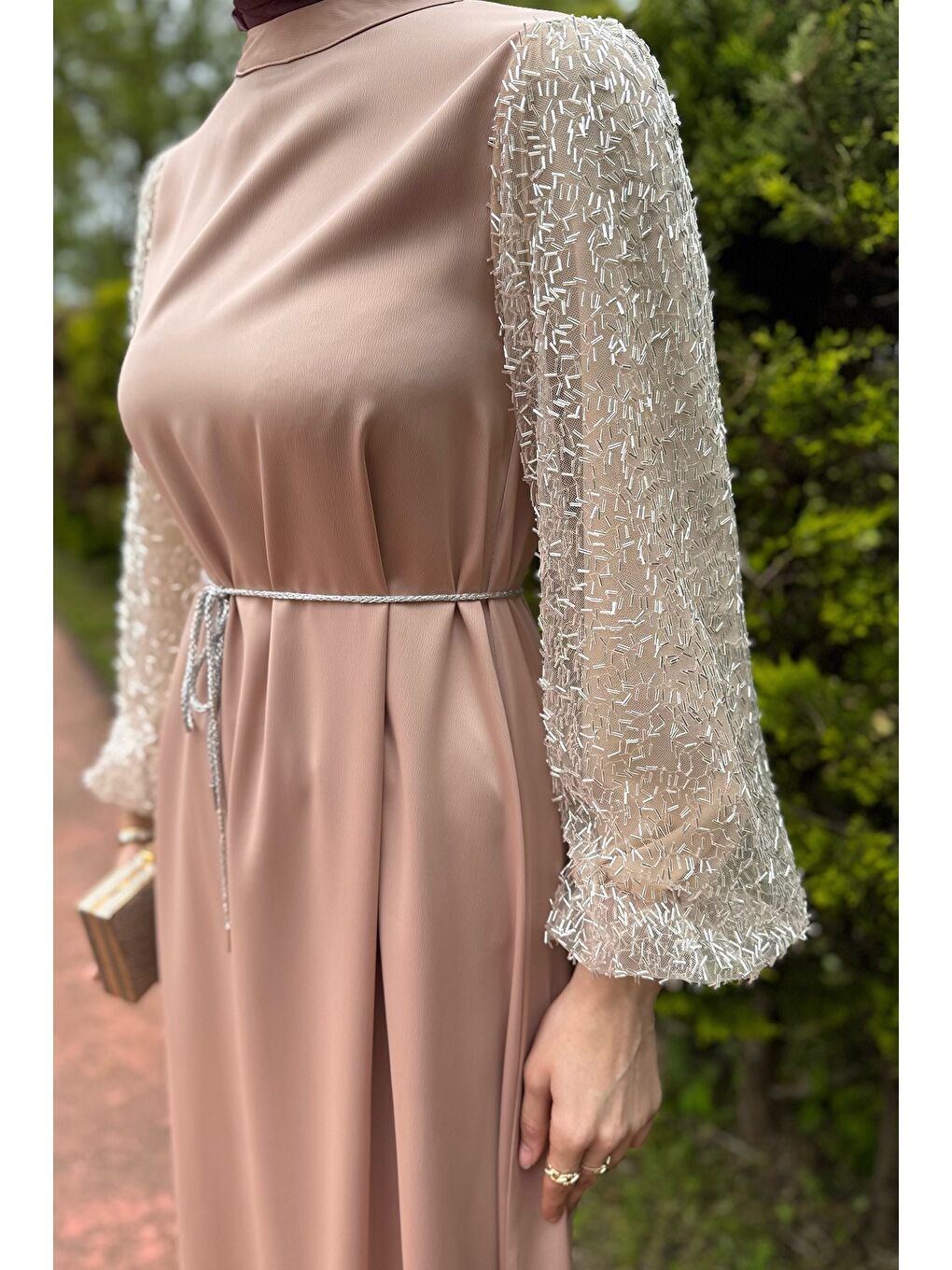 Bej Kolları Güpürlü Taşlı Bel Bağcıklı Tesettür Saten Abiye Elbise-5