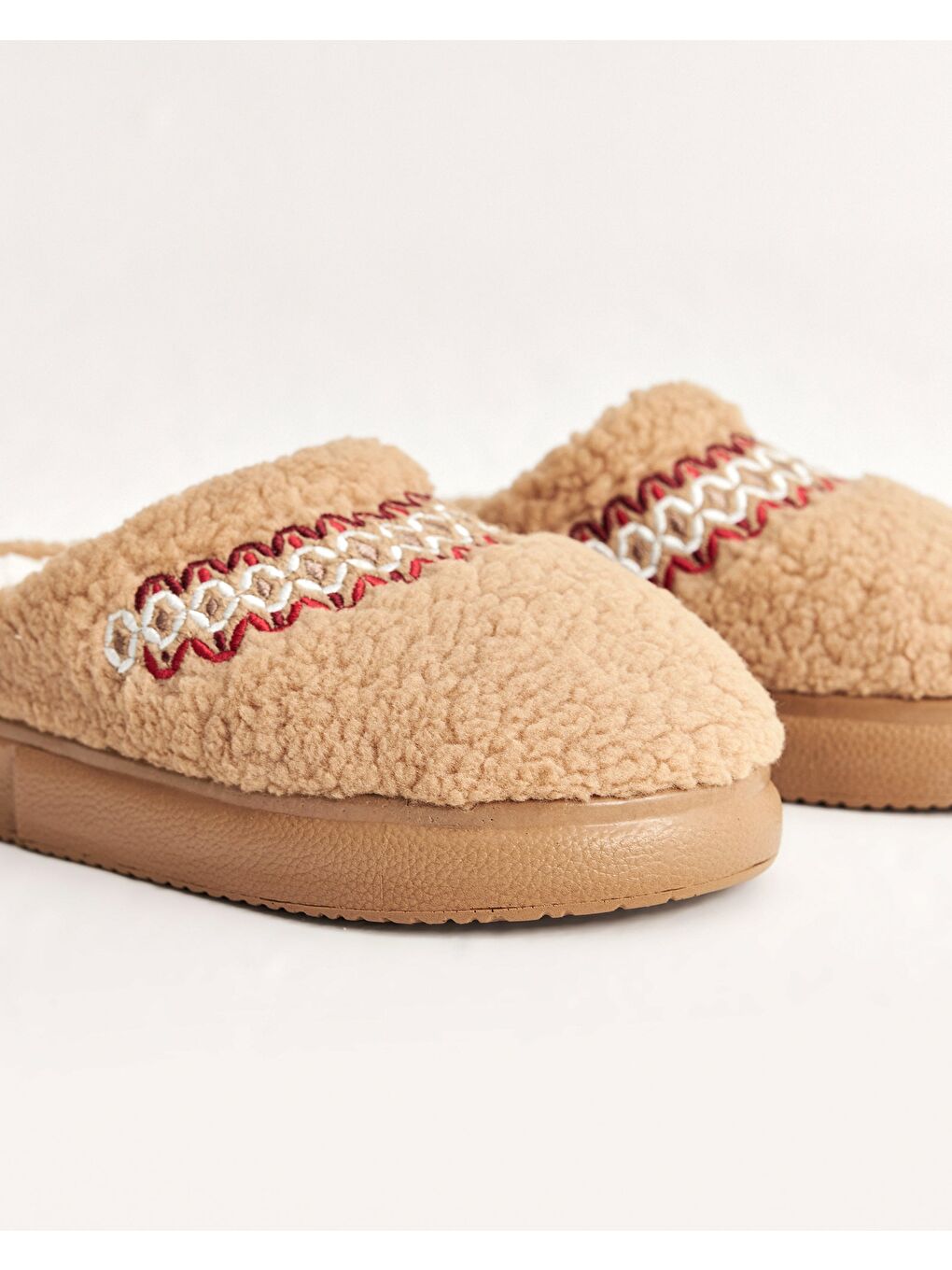 Kahverengi Kadın Kışlık Pelüş Ev İçi Ayakkabı – Camel Ve Gri Desenli Şerit Detaylı, Etnik Desenli Rahat Poliüre-2