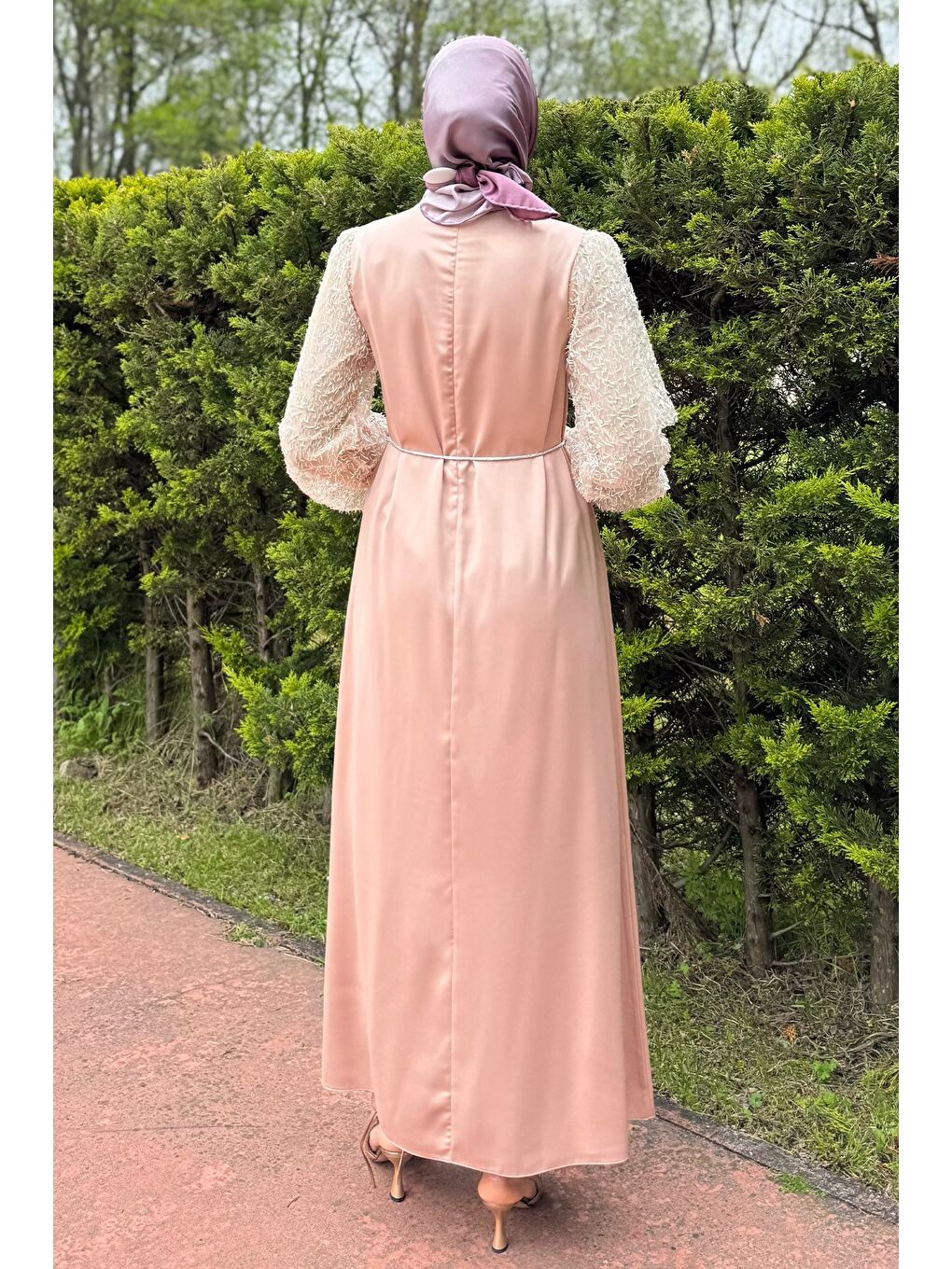 Bej Kolları Güpürlü Taşlı Bel Bağcıklı Tesettür Saten Abiye Elbise-6