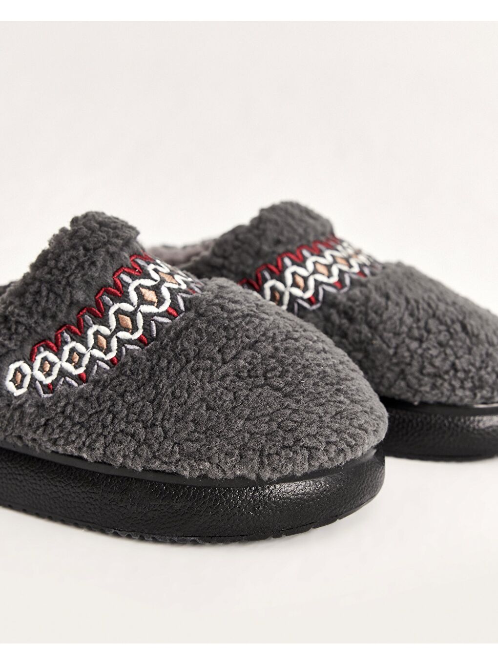 Kadın Kışlık Pelüş Ev İçi Ayakkabı – Camel Ve Gri Desenli Şerit Detaylı, Etnik Desenli Rahat Poliüre-1