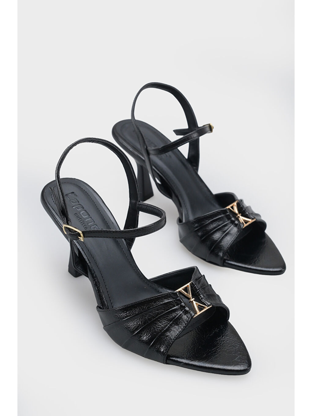 Siyah Belvia Sivri Burunlu Metalik Bilekten Bantlı Orta Topuklu Kadın Ayakkabı