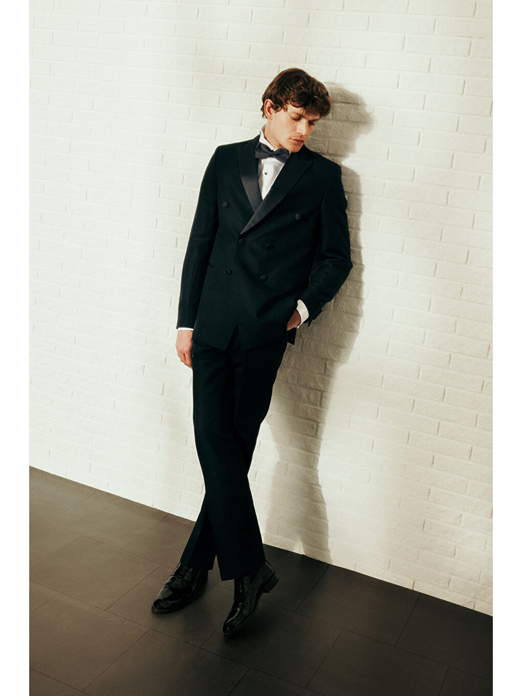 Erkek Lacivert Keten Slim Fit Dar Kesim Kırlangıç Yaka Çift Fleto Cepli Kruvaze Smokin Takım-1