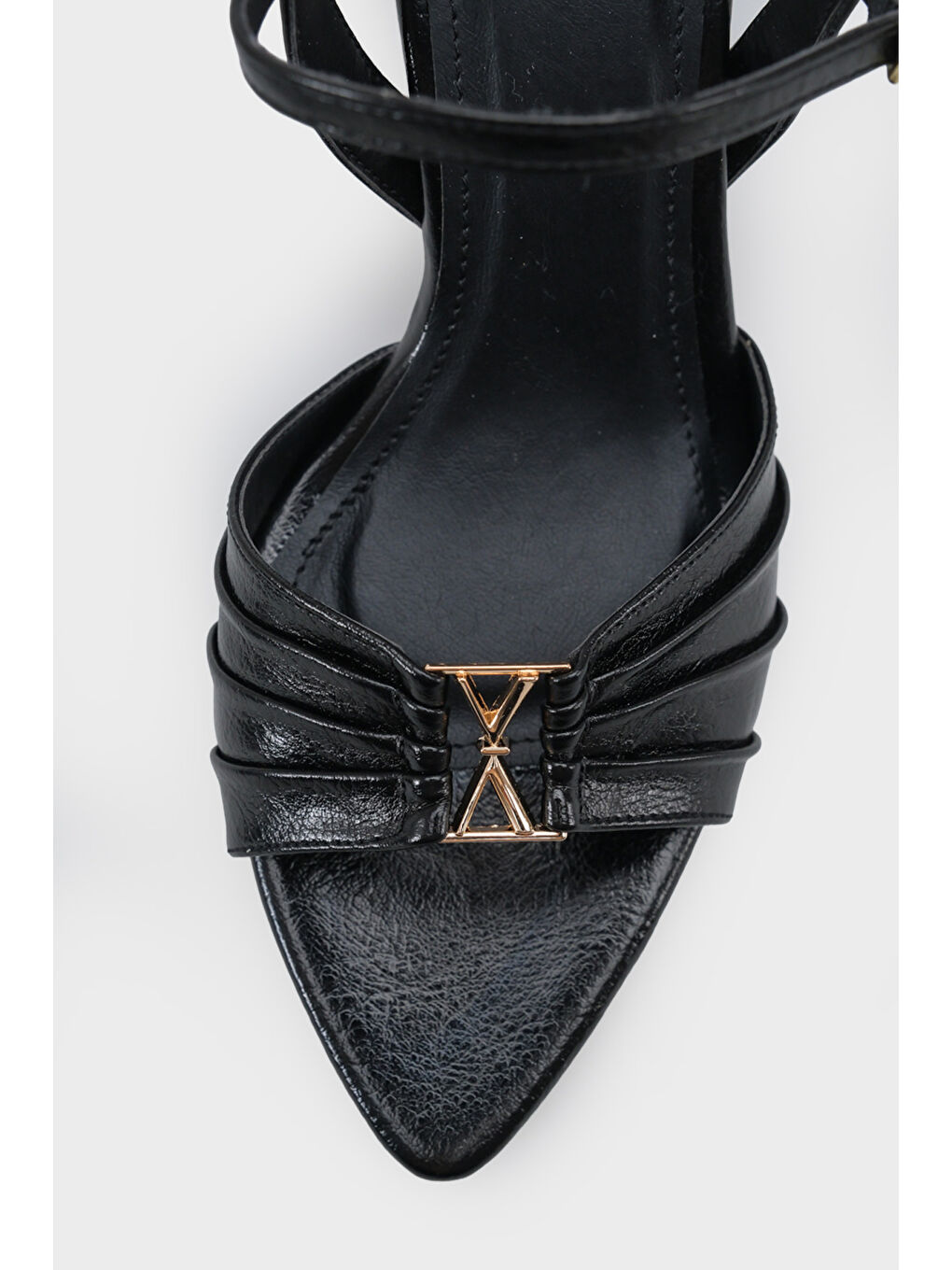 Siyah Belvia Sivri Burunlu Metalik Bilekten Bantlı Orta Topuklu Kadın Ayakkabı-2