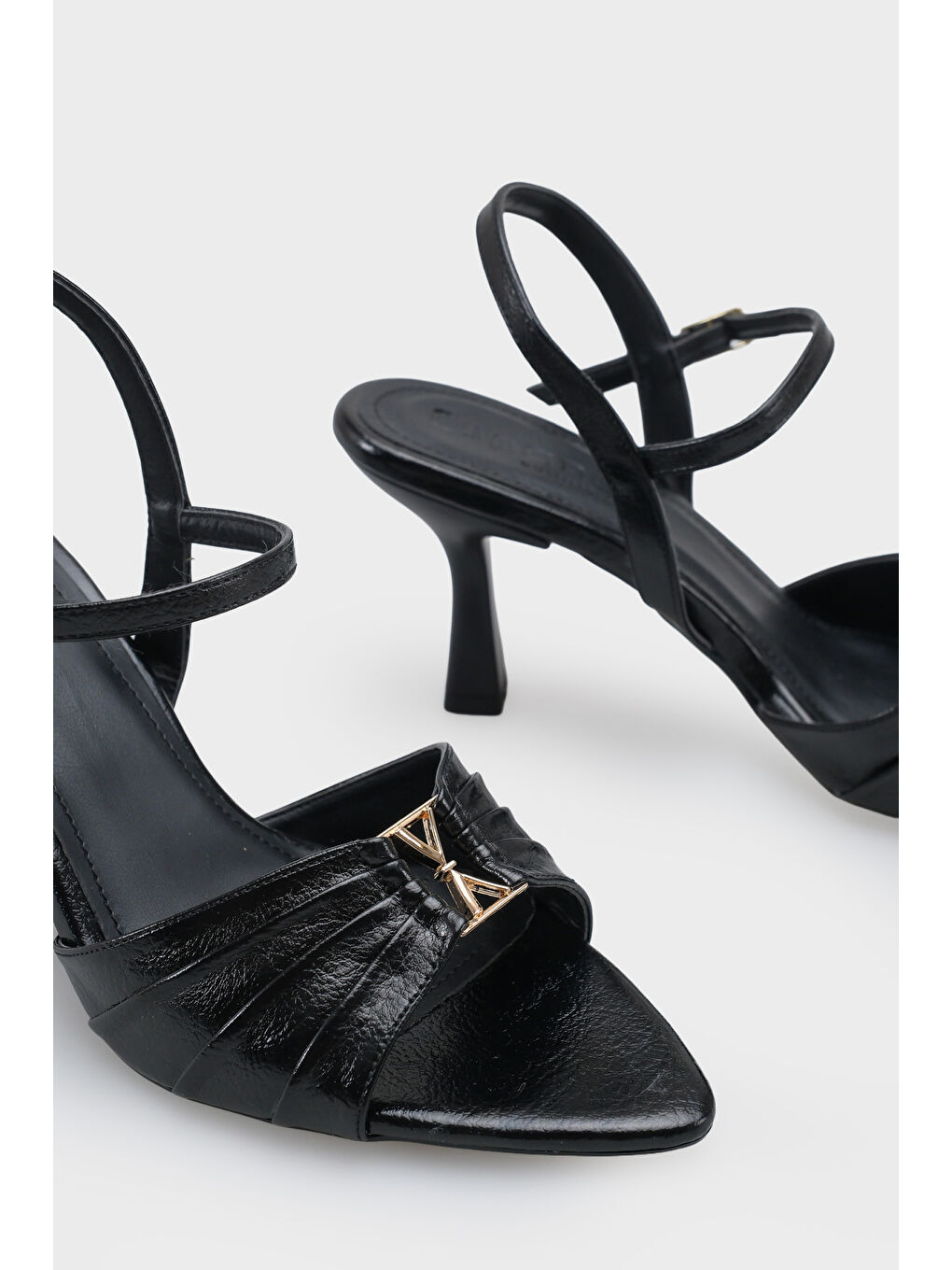Siyah Belvia Sivri Burunlu Metalik Bilekten Bantlı Orta Topuklu Kadın Ayakkabı-5