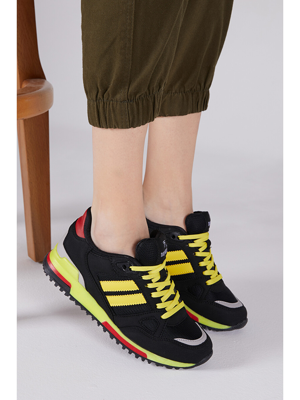 Unisex Siyah Sarı Termo Taban Şeritli Bağcıklı Spor Ayakkabı-4