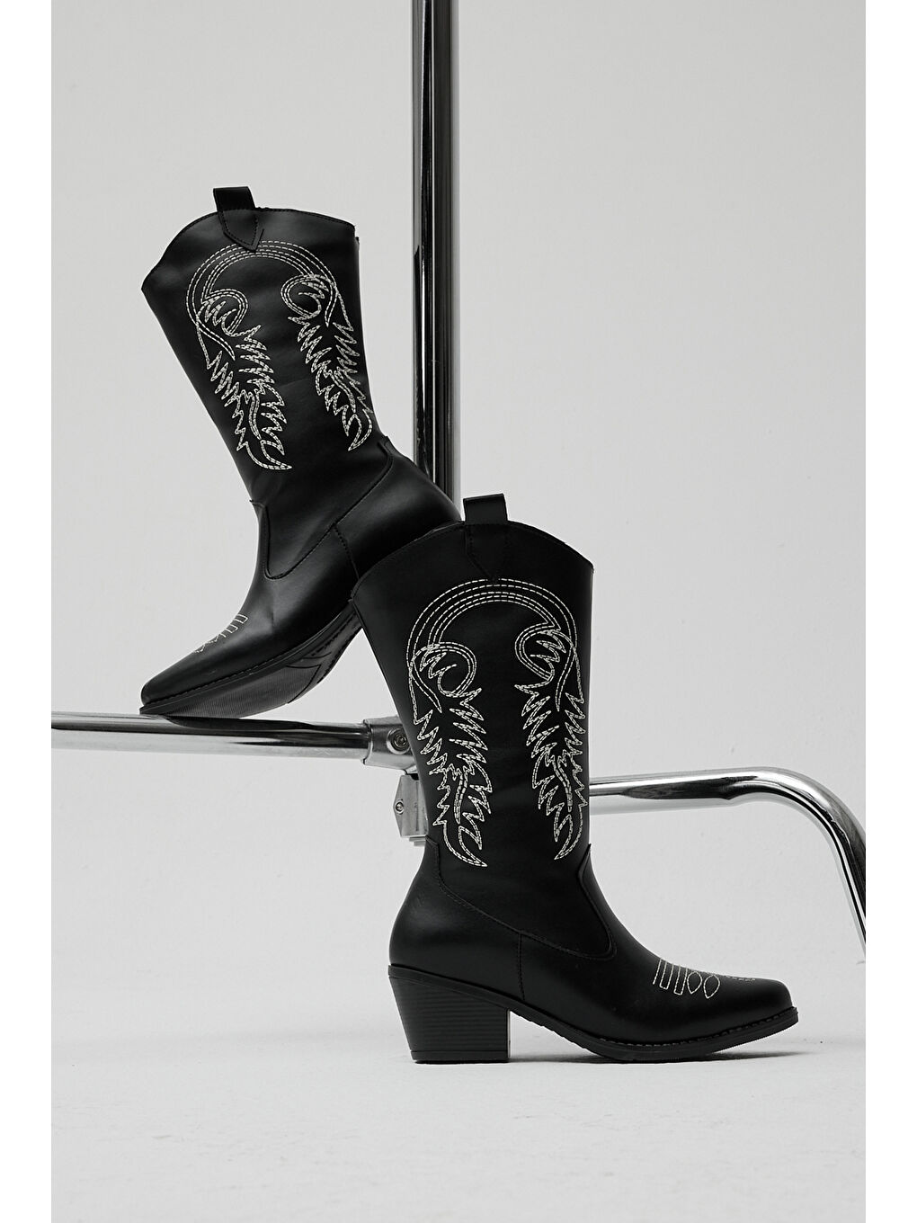 Kadın Siyah Beyaz Termo Taban Nakış İşlemeli Fermuarlı Topuklu Western Kovboy Bot