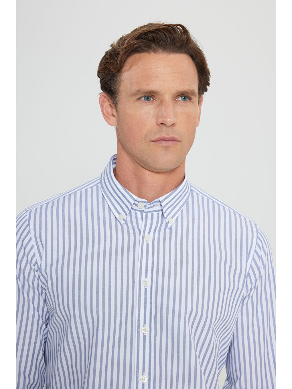 Erkek Beyaz-Lacivert %100 Pamuk Slim Fit Dar Kesim Düğmeli Yaka Armürlü Gömlek-3