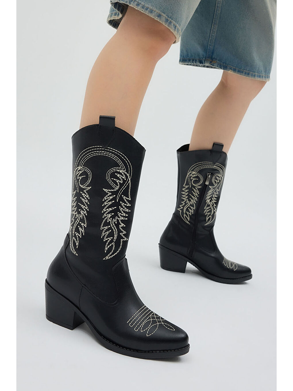 Kadın Siyah Beyaz Termo Taban Nakış İşlemeli Fermuarlı Topuklu Western Kovboy Bot-1