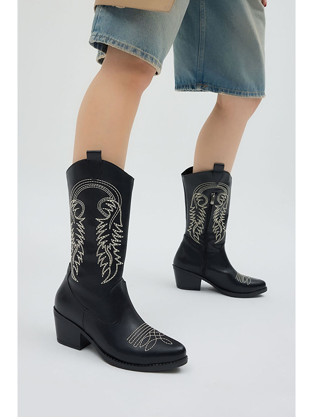 Kadın Siyah Beyaz Termo Taban Nakış İşlemeli Fermuarlı Topuklu Western Kovboy Bot-3